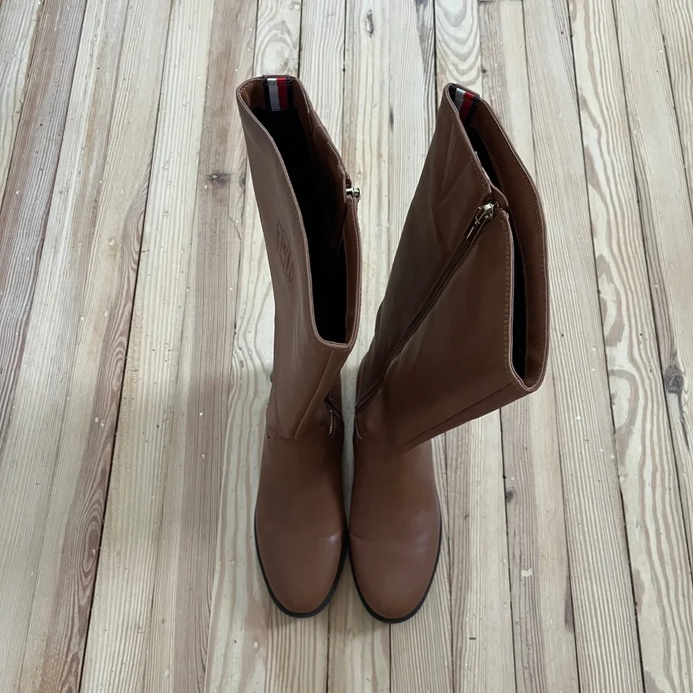 Tommy Hilfiger Women Tan Brown Faux Leather Tall Riding Equestrian Boots Logo 10